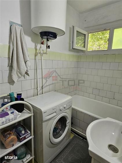 Apartament cu 3 camere semidecomandat în Podu Roș