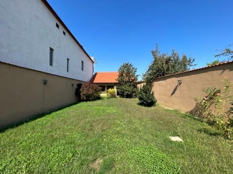 Casă individuală cu 10 camere cu Canalizare în Central