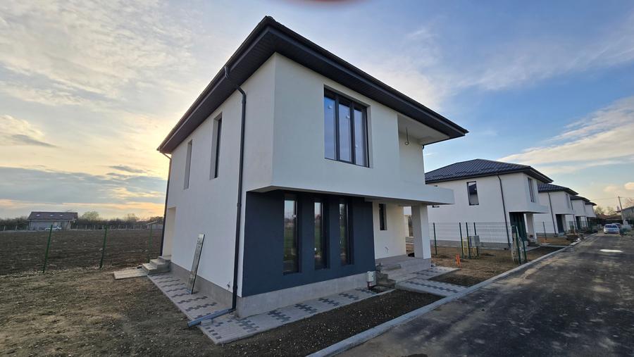 Casă individuală cu 4 camere cu Canalizare în Bolintin-Vale