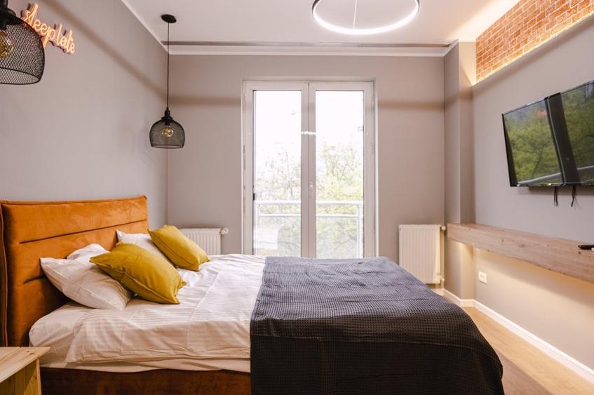 Apartament cu 3 camere semidecomandat în P-ța Victoriei