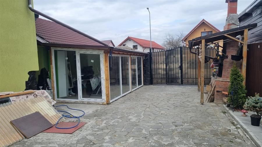 Casa de vanzare moderna cu costuri reduse, panouri solare si spatiu comercial in - 24