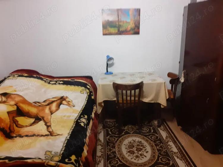 Inchiriez o camera mobilata la casa - 4