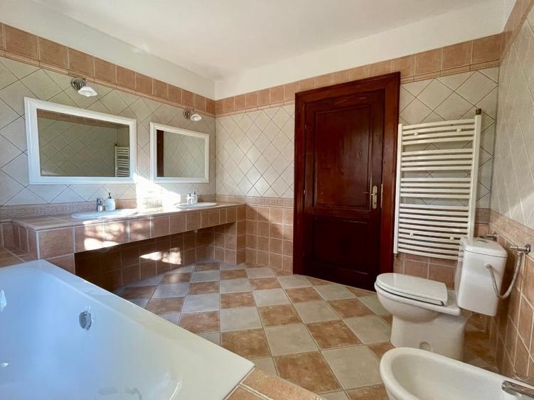 Casă în stil mediteranean, plină de lumină și farmec, cu grădină frumoasă - 13