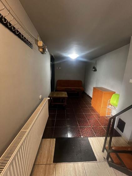 Proprietar inchiriez apartament la curte comuna (3 camere) - 1