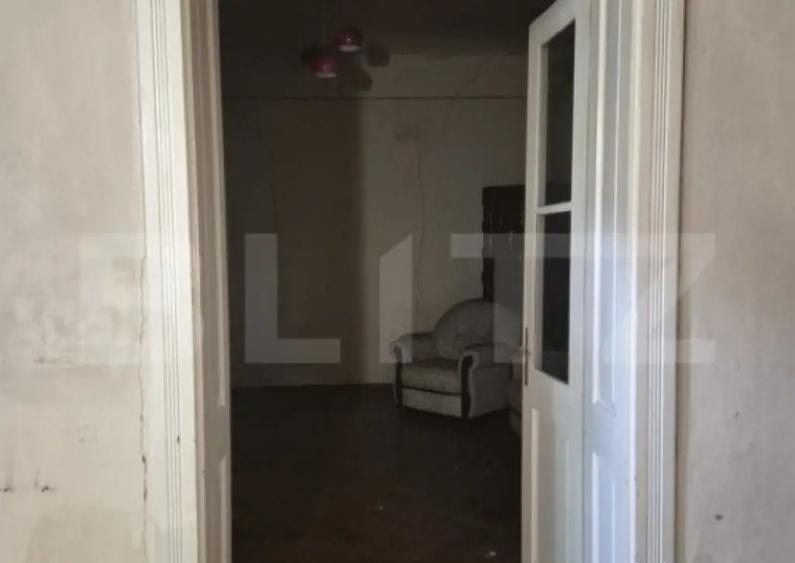 Casa, zona centrala, curte comuna - 4