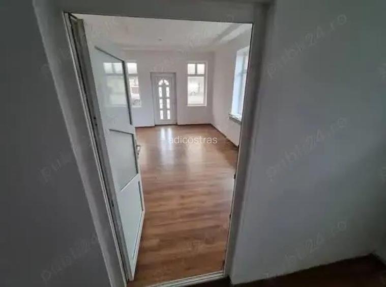 A 39 Proprietarul vinde in Buhu?i ,casa 3 camere la strada ,