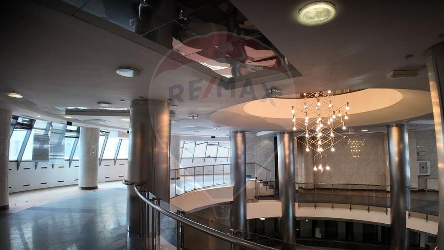 Spatiu comercial de inchiriat 455 mp, str Piata Revolutiei - 13