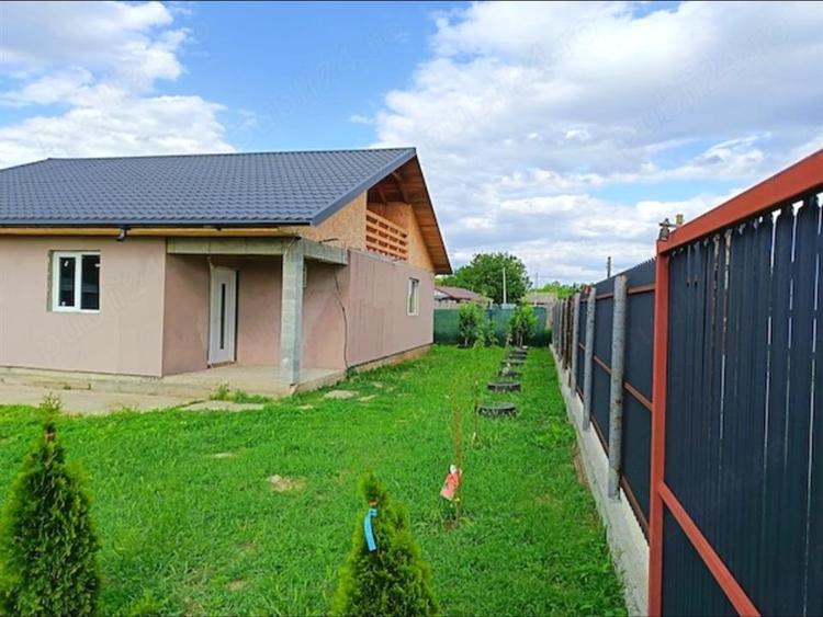 Casă individuală cu 3 camere cu Canalizare în Chiscani