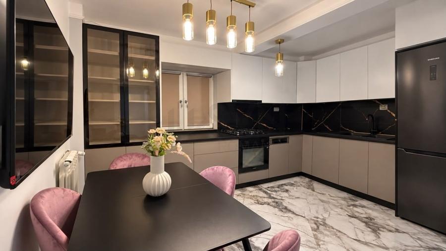 Apartament cu 3 camere decomandat, mobilat în Decebal