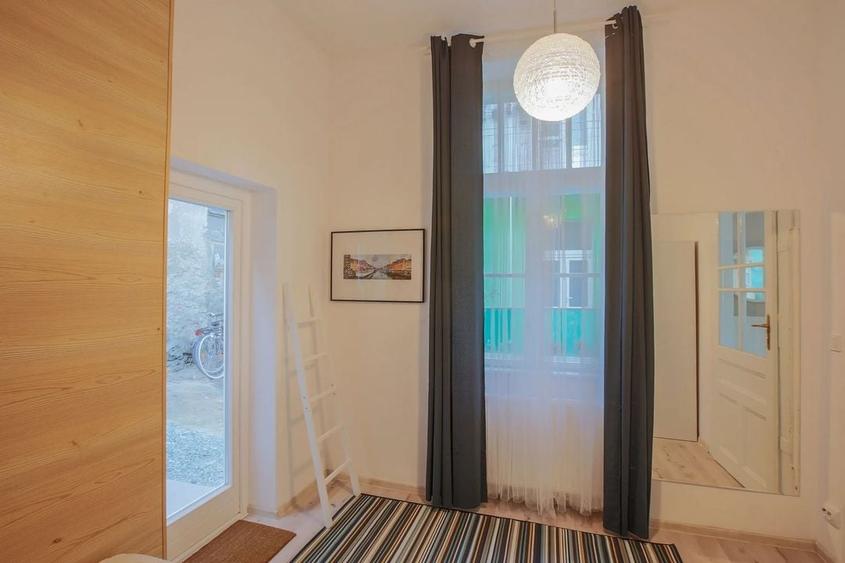 Chirie, apartament 2 dormitoare, central 550 E/lună (neg). Comision 0. - 6