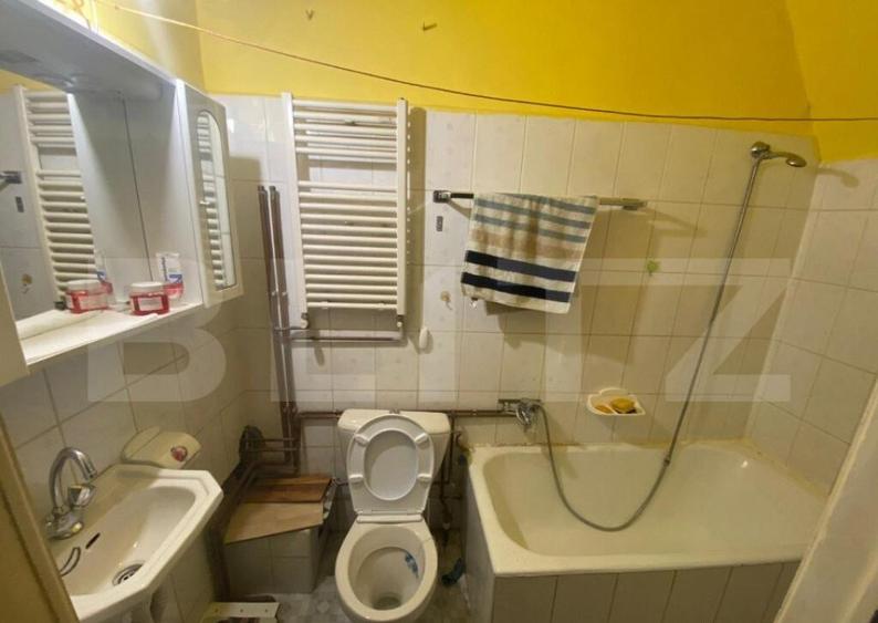 Casa de 284 mp, impartit in 3 apartamente, teren 503 mp, Gri - 10