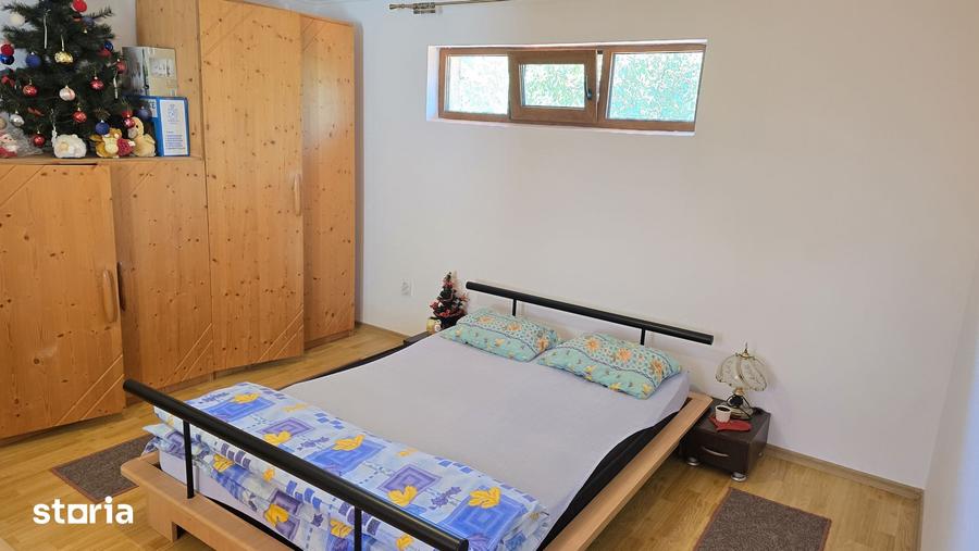 Casă cu 5 camere cu Teren 1054 Mp în Zăvoi