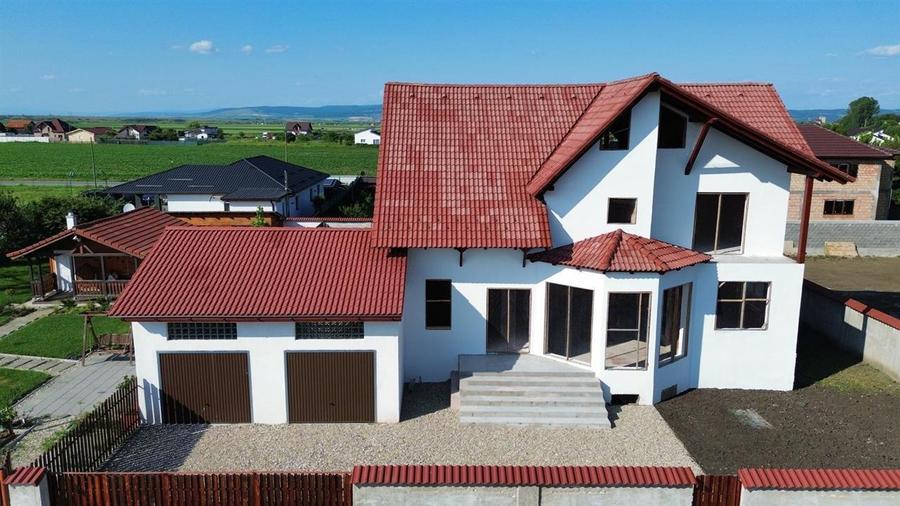 Vila la rosu intr o zona rezidentiala exclusivista Halchiu - 1