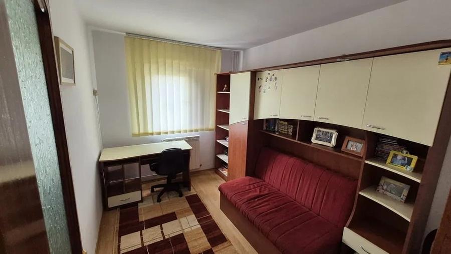 Apartament cu 3 camere, etaj 1/4, zona Baza 3 - 2