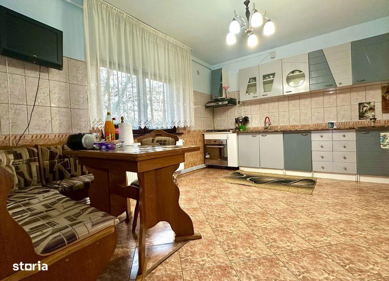 Casa spa?ioasa (6 camere) + teren 1382mp + garaj si foisor - 1