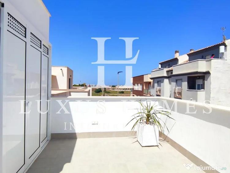 O casa mare, cu terasa, piscina ?i terasa pe acoperi?, situata aproape de mare - 9