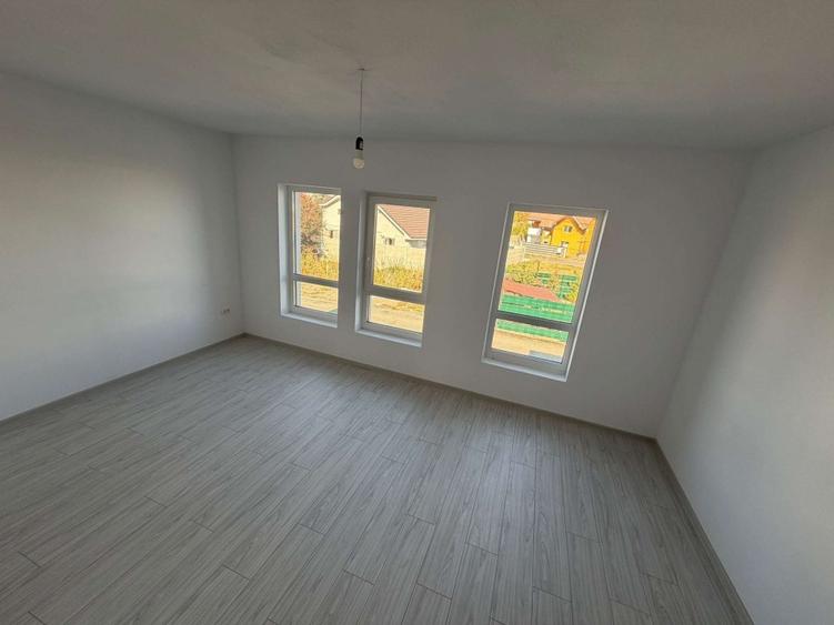 Duplex cu 4 camere cu Teren 300 Mp în Săcălaz