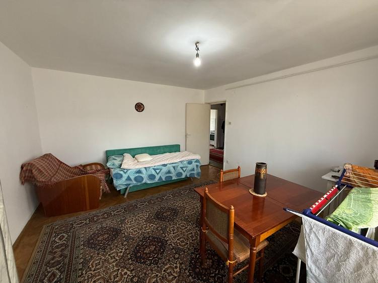 Apartament cu 3 camere decomandat în Progresul