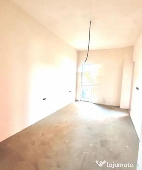 Apartament cu 4 camere decomandat în Florești