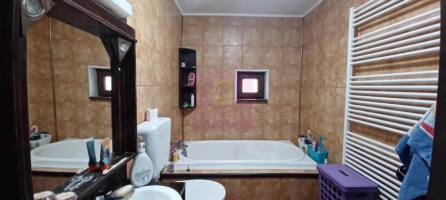 Casă cu 4 camere cu Teren 500 Mp în Săbăreni