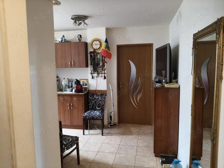 Apartament cu 3 camere semidecomandat în Lipovei