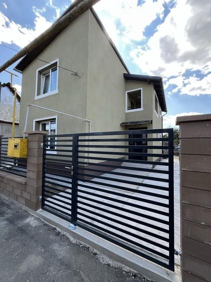 Casă cu 3 camere decomandat în Central
