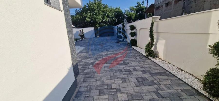 Casă cu 4 camere cu Teren 373 Mp în Sud