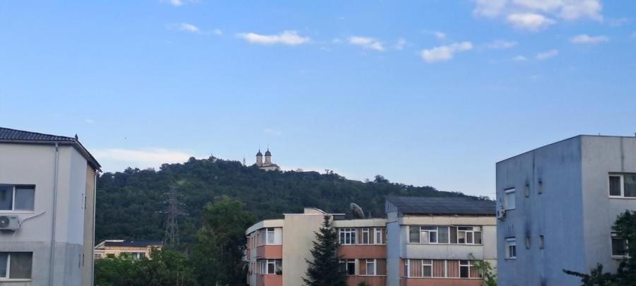 Apartament cu 2 camere semidecomandat, mobilat în Nicolina