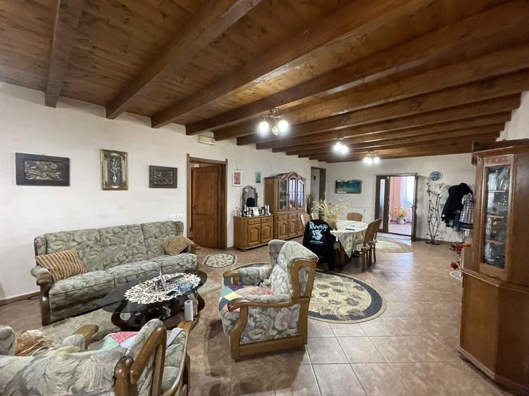Casă individuală cu 10 camere cu Canalizare în Brâncoveni