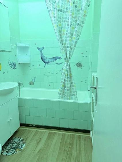 Apartament cu 3 camere semidecomandat în Pajura