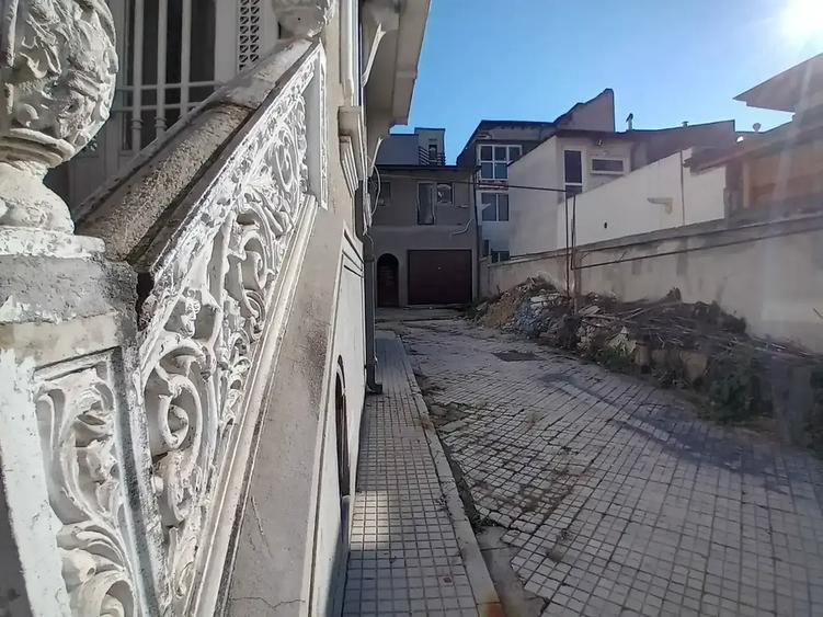 Casă cu 11 camere cu Teren 443 Mp în Vitan
