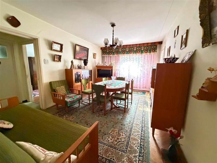 Apartament cu 4 camere semidecomandat în Podu Roș