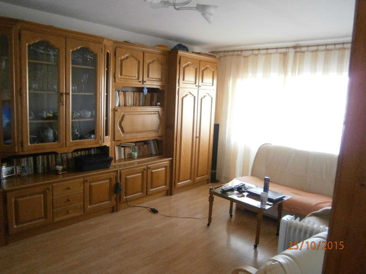 Vand apartament 3 camere decomandate - 1