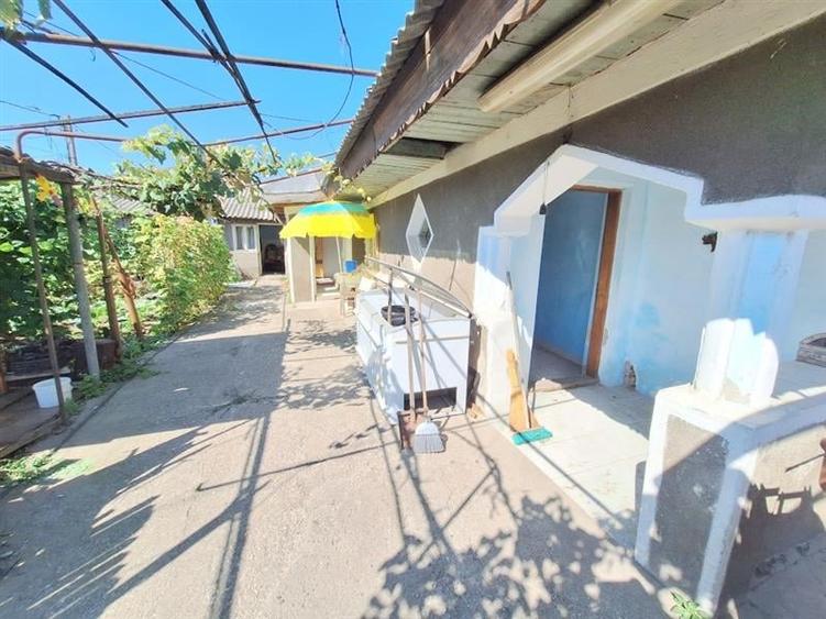 Teren 371 mp curti constructii+casa 5 camere si anexe, zona Izvoare - 1