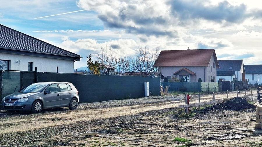 Vând teren comuna Cristian jud Brașov 714 metri patrați preț 78.000 E - 2