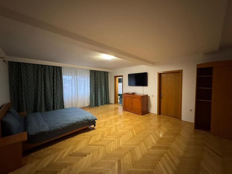 Vilă spațioasă  cu 12 camere de  închiriat situată în localitatea Eforie Nord - 2