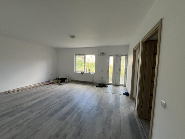 Exclusivitate! Casa cocheta la sol, 3 camere, partea dreapta, Valu lui Traian! - 2