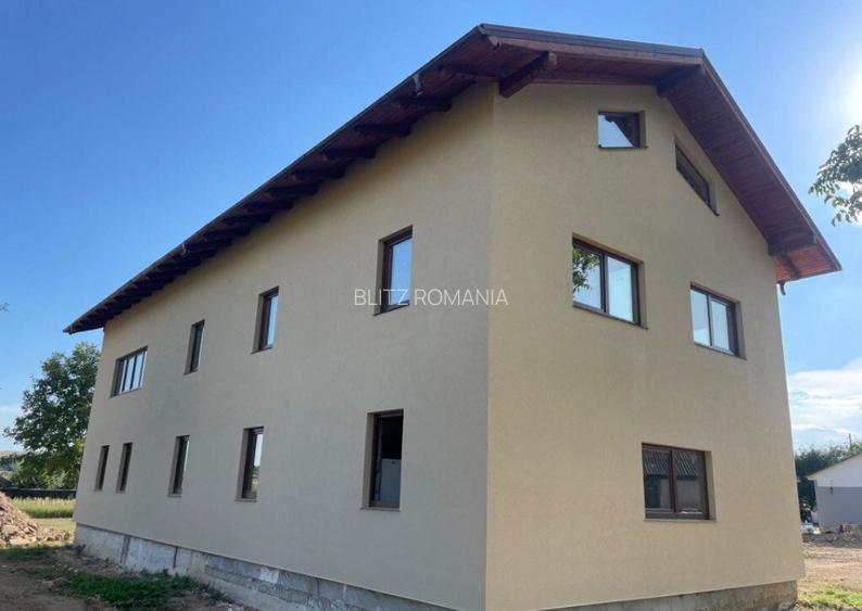 Casa cu 10 camere, 550 mp utili, 10.000 mp teren, Zvoristea,