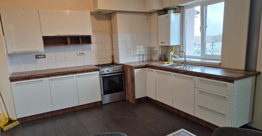 Proprietar , inchiriez apartament , renovat , 4 camere ,zona buna. - 13