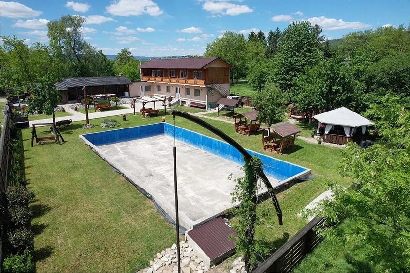 Casă cu 5 camere cu Teren 1542 Mp în Petricani