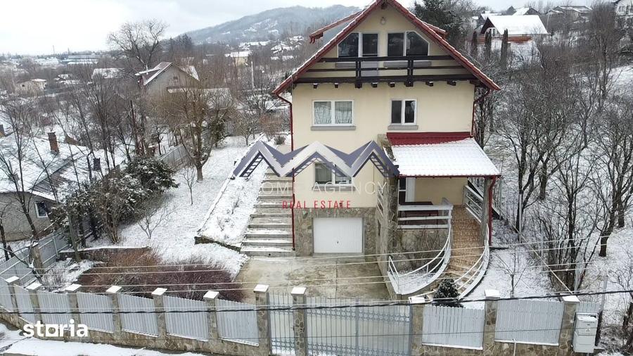 Casă cu 6 camere cu Teren 868 Mp în Central