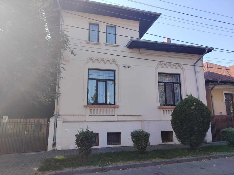 Casă cu 4 camere în Central
