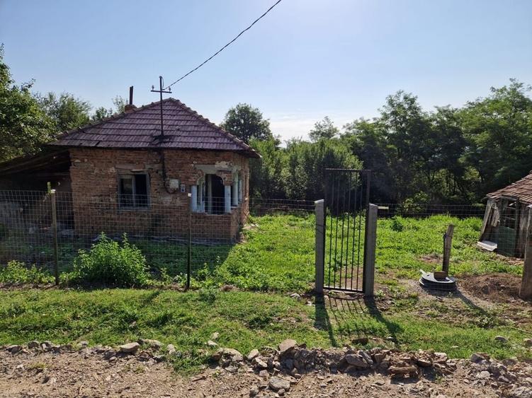 Teren de 2200 mp, în Milcoiu