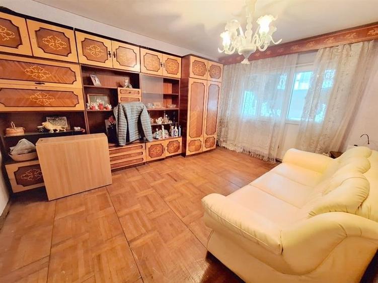 Apartament cu 4 camere decomandat în Narcisa