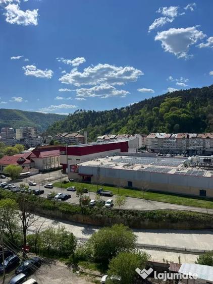 Apartament cu 3 camere semidecomandat în Dărmănești