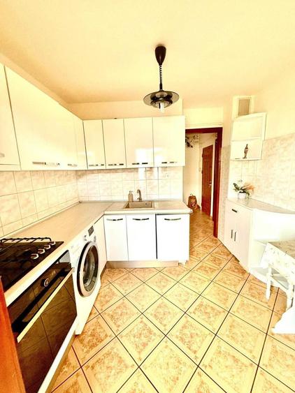 Apartament cu 3 camere decomandat în Girocului