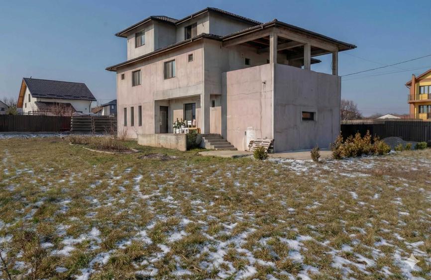 Casă cu 4 camere în Breazu