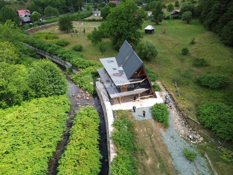 Cabana moderna tip A-frame de 312 m2  de vanzare in zona Firiza