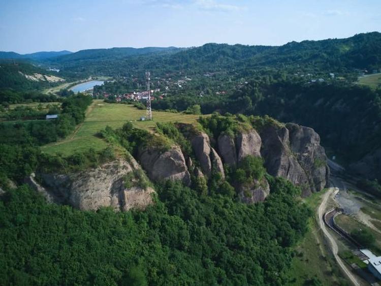 Teren chiar lângă râu 2700 mp la 1 km de pastravaria Doftana 4 km de Paltinu - 1