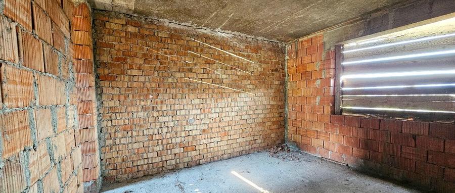 Proprietate la rosu, situata la 15 km de oras - 5